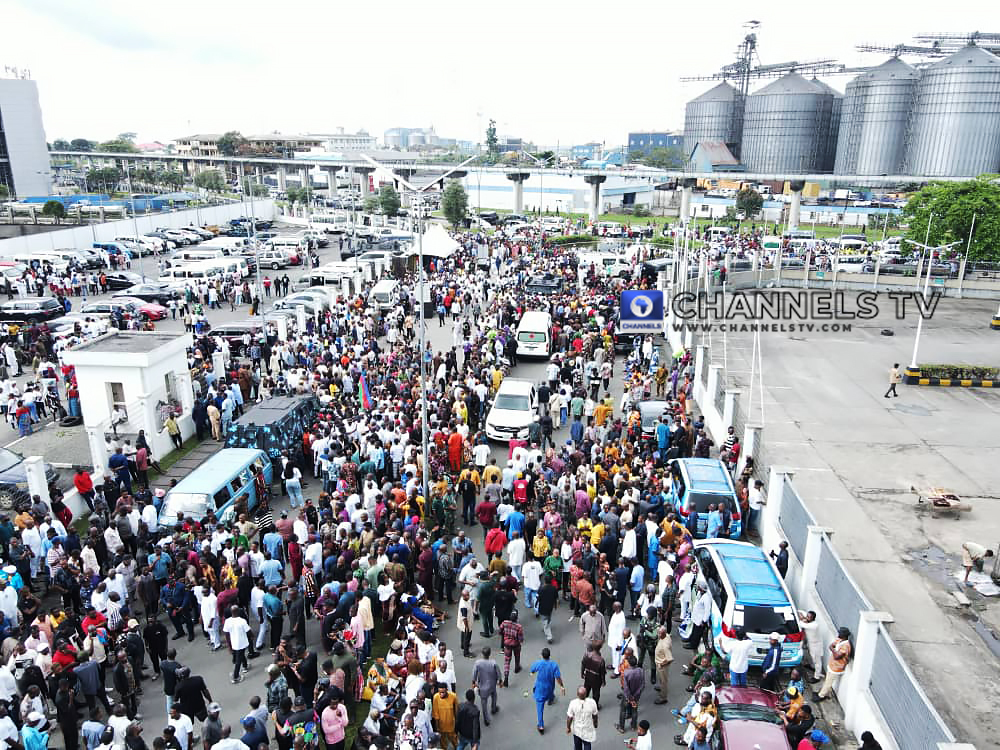 An excited crowd of supporters has gathered at the Government House waiting to welcome Governor Siminalayi Fubara and his deputy, Ngozi Odu.